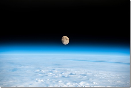 GMT052_10_05_Satoshi Furukawa_1162_The moon Italy North Africa Day pass