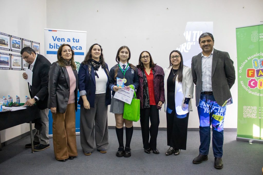 MUNICIPALIDAD DE VICTORIA Y BIBLIOTECA MARTA BRUNET PREMIAN A GANADORES DE CONCURSO DE POESÍA Y PINTURA